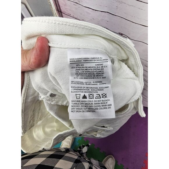 Signature By Levi Women’s White Cropped Ankle Distressed Jeans Size 20W - Picture 14 of 14